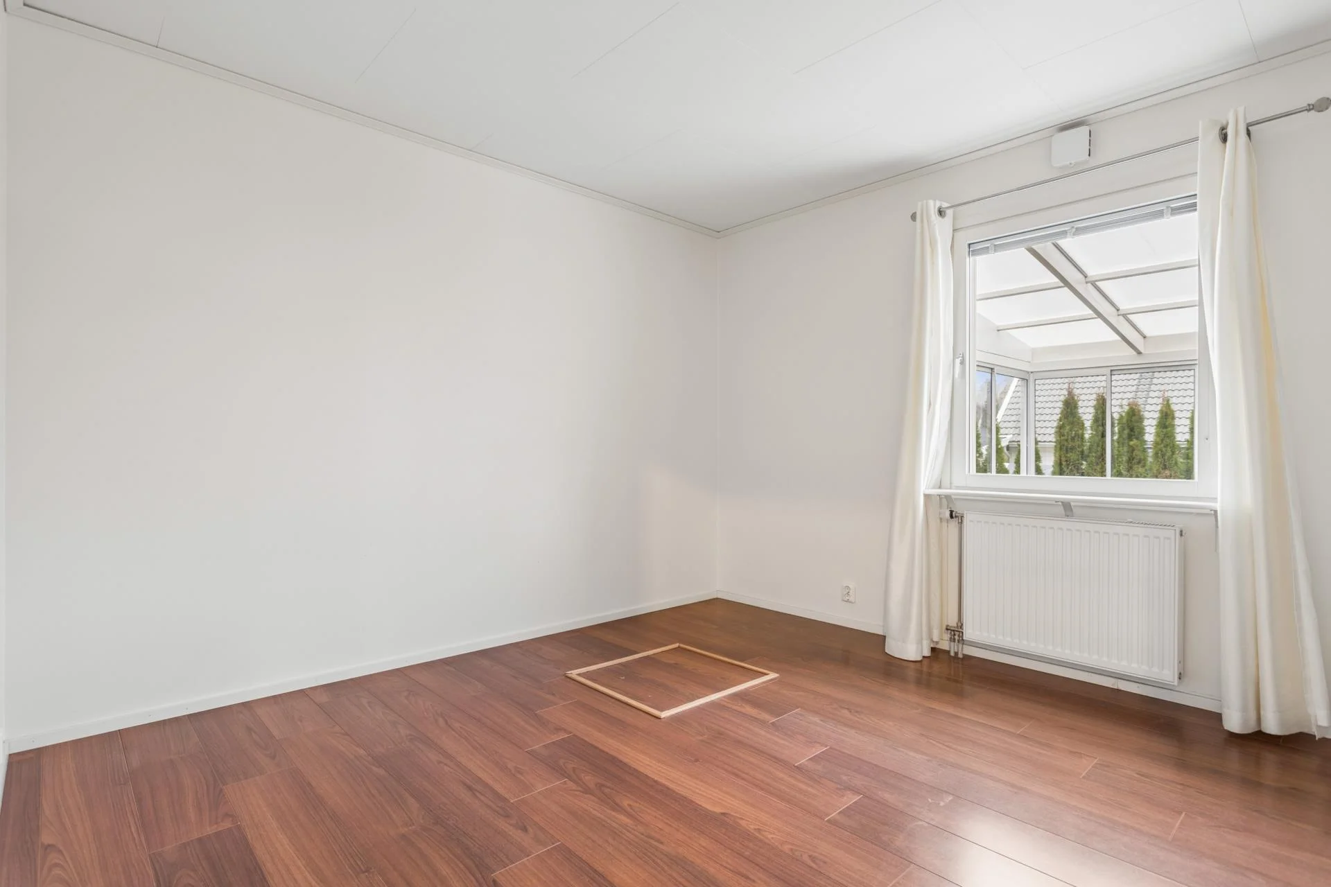 Rymlig familjevilla med uterum, carport och solceller