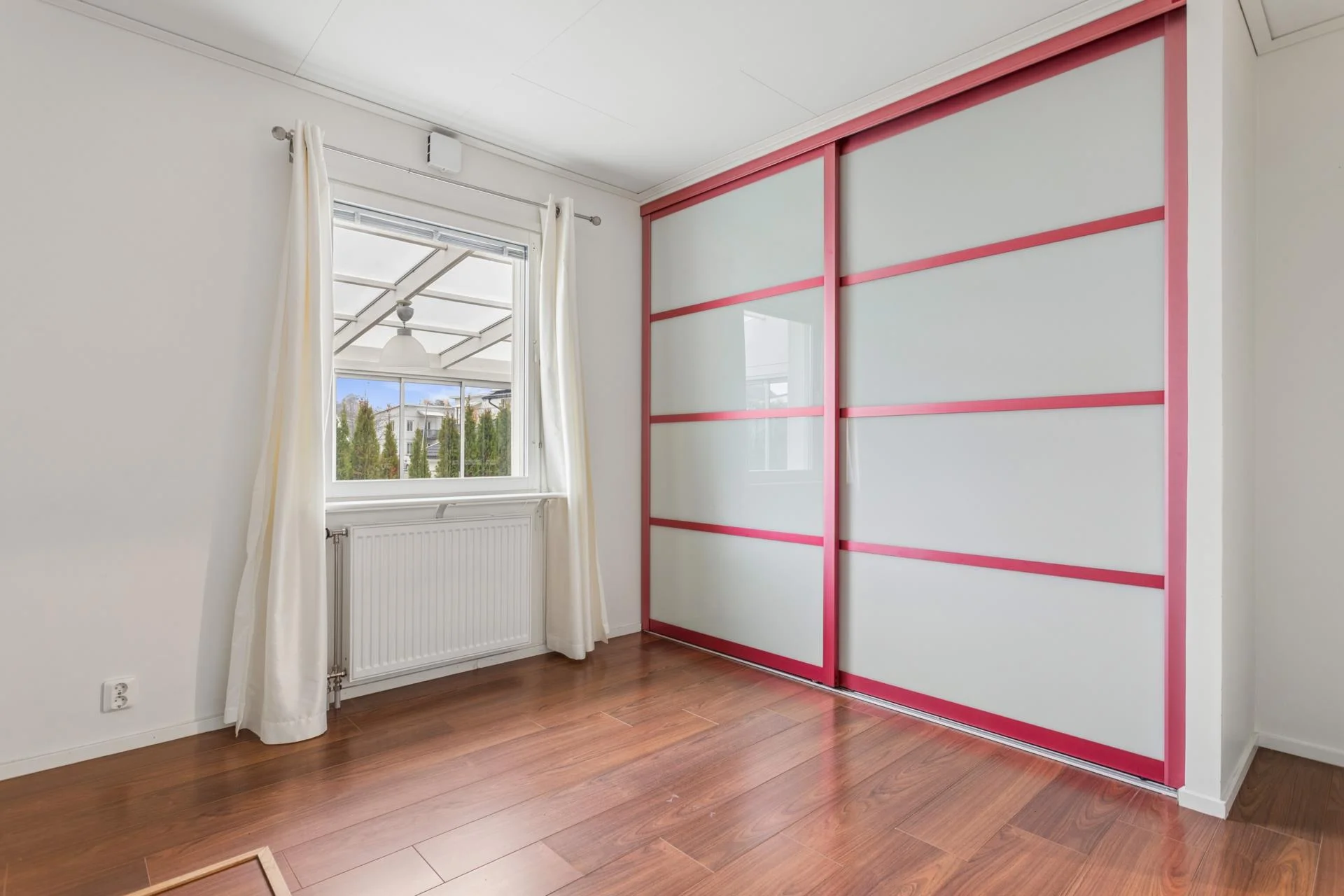 Rymlig familjevilla med uterum, carport och solceller
