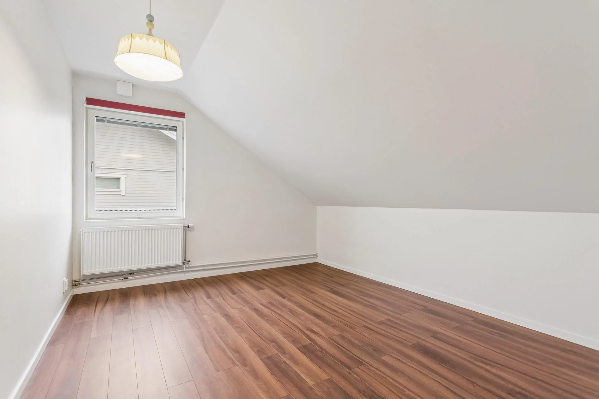 Rymlig familjevilla med uterum, carport och solceller