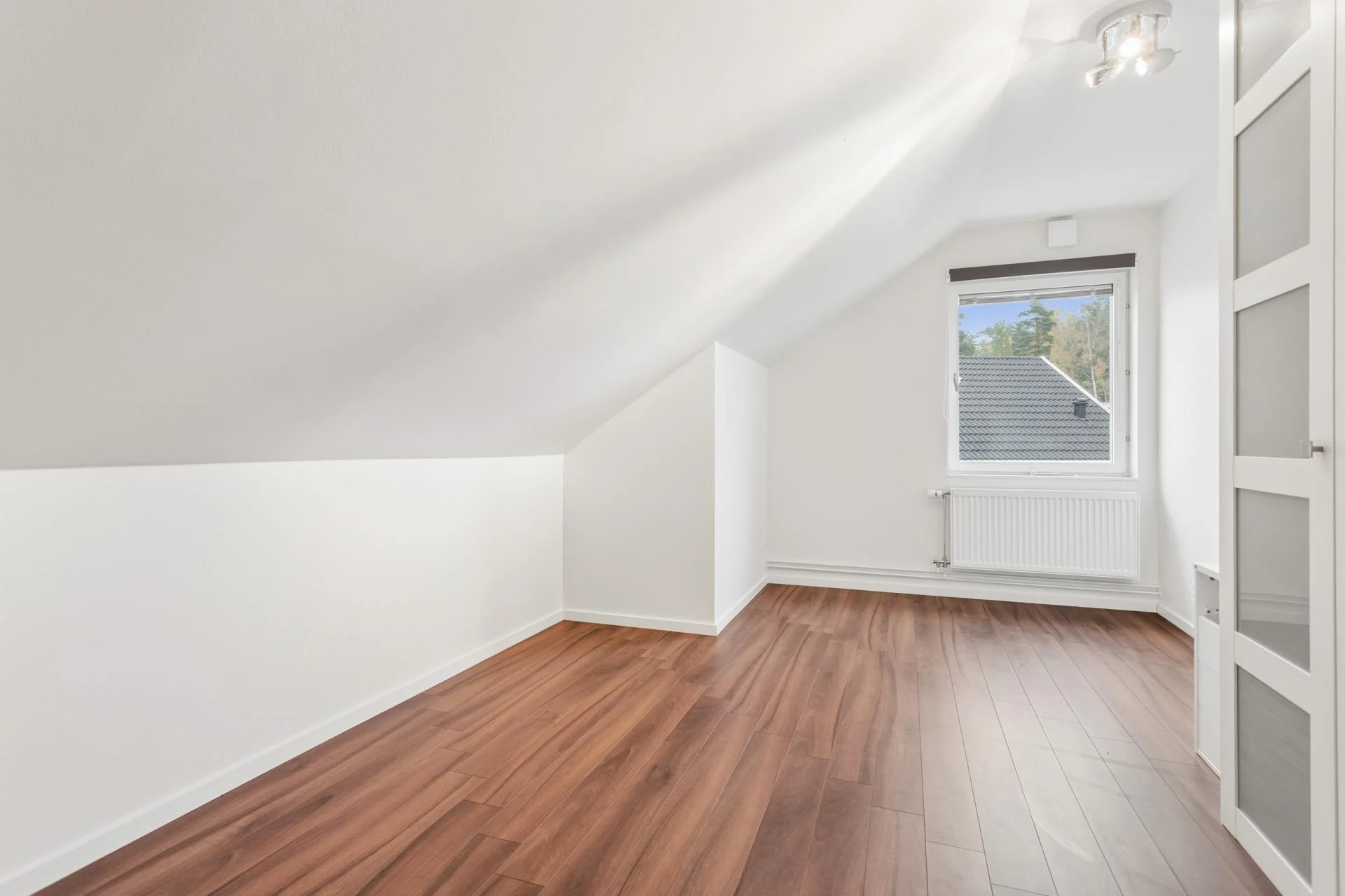 Rymlig familjevilla med uterum, carport och solceller