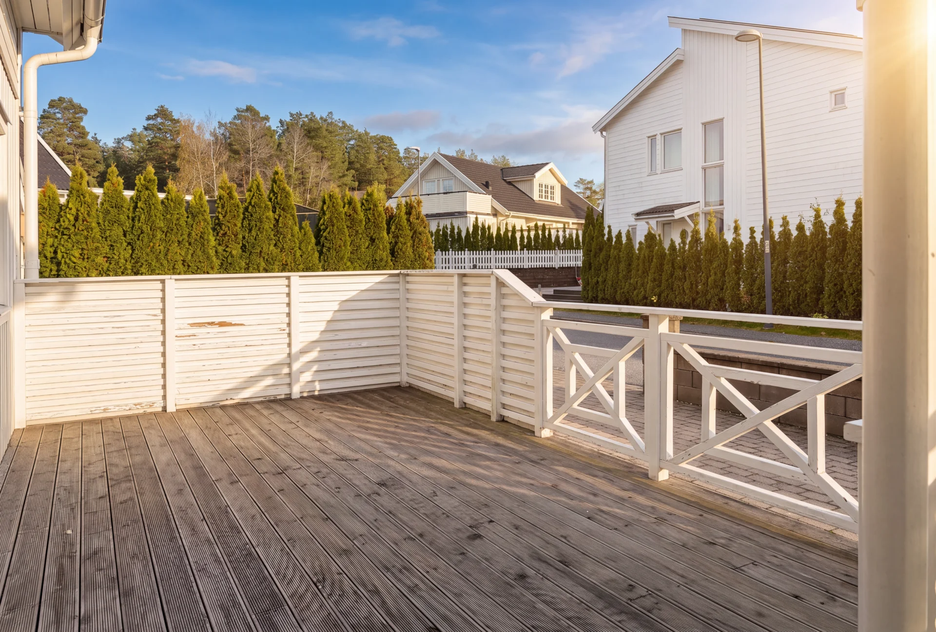 Rymlig familjevilla med uterum, carport och solceller