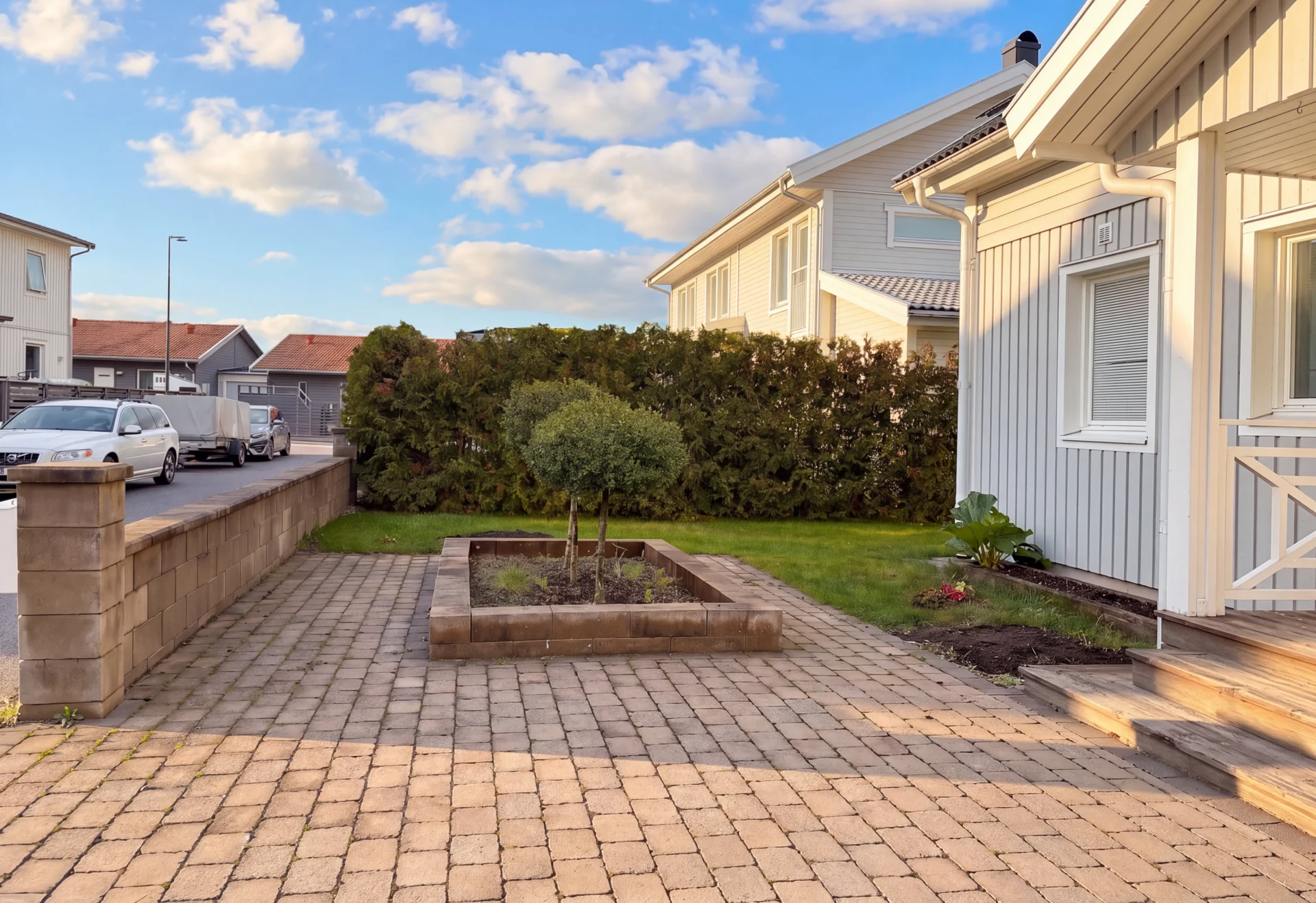 Rymlig familjevilla med uterum, carport och solceller