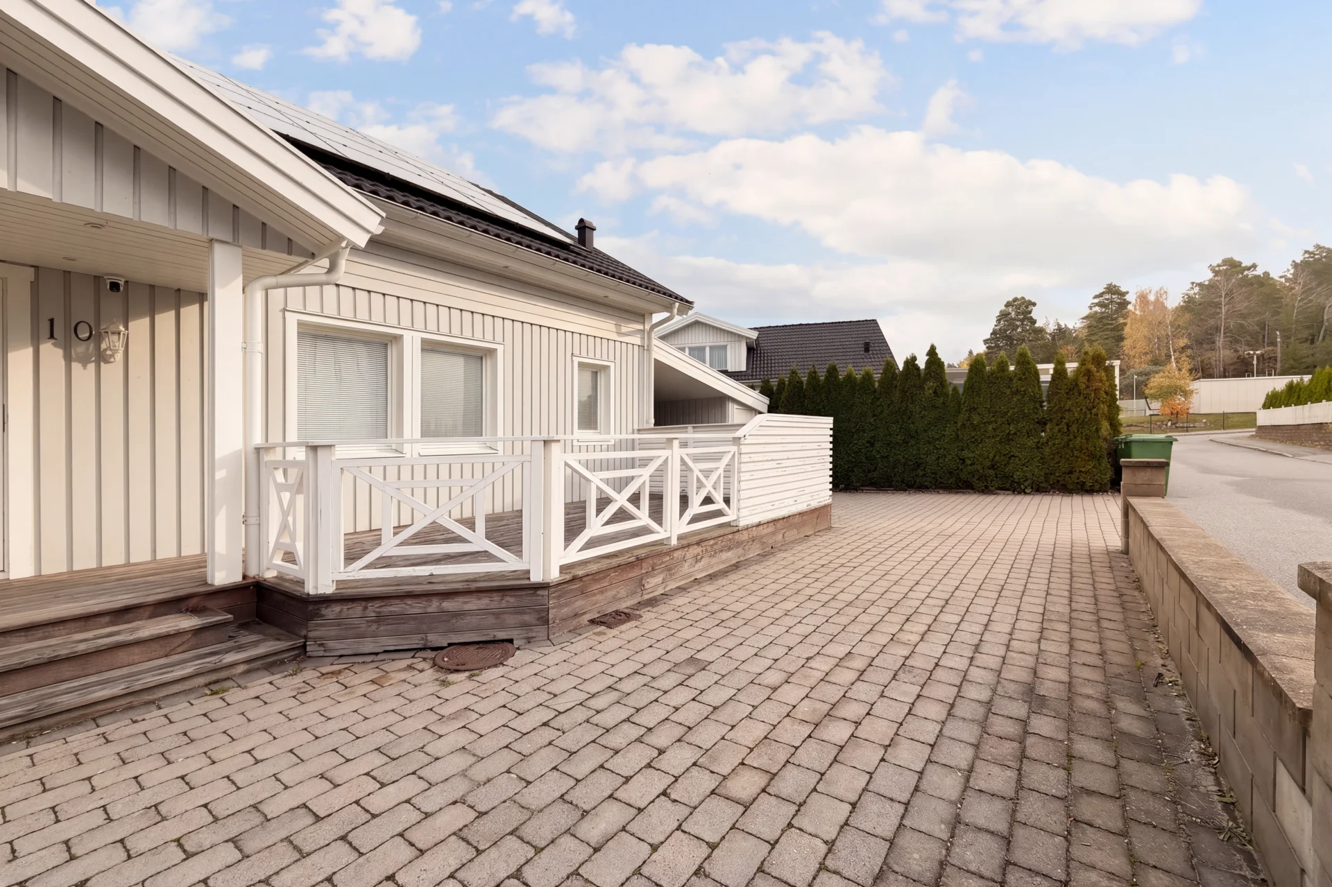 Rymlig familjevilla med uterum, carport och solceller
