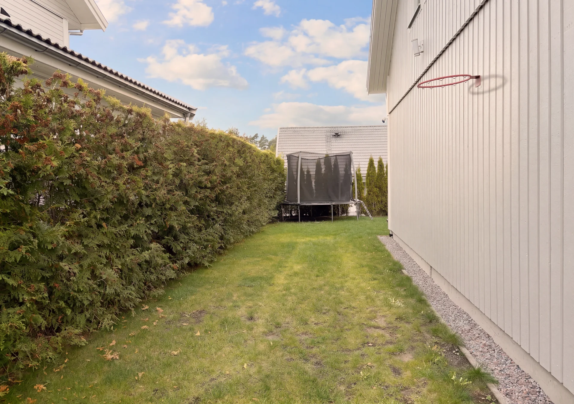 Rymlig familjevilla med uterum, carport och solceller