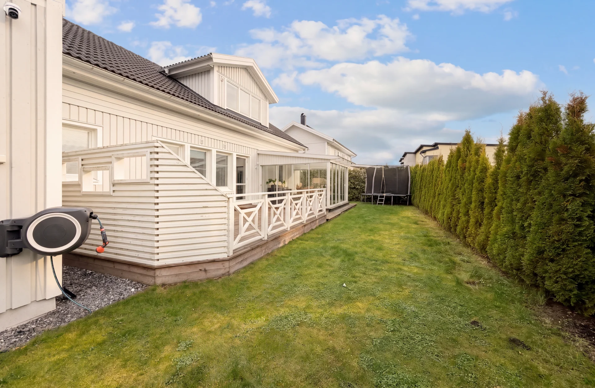 Rymlig familjevilla med uterum, carport och solceller