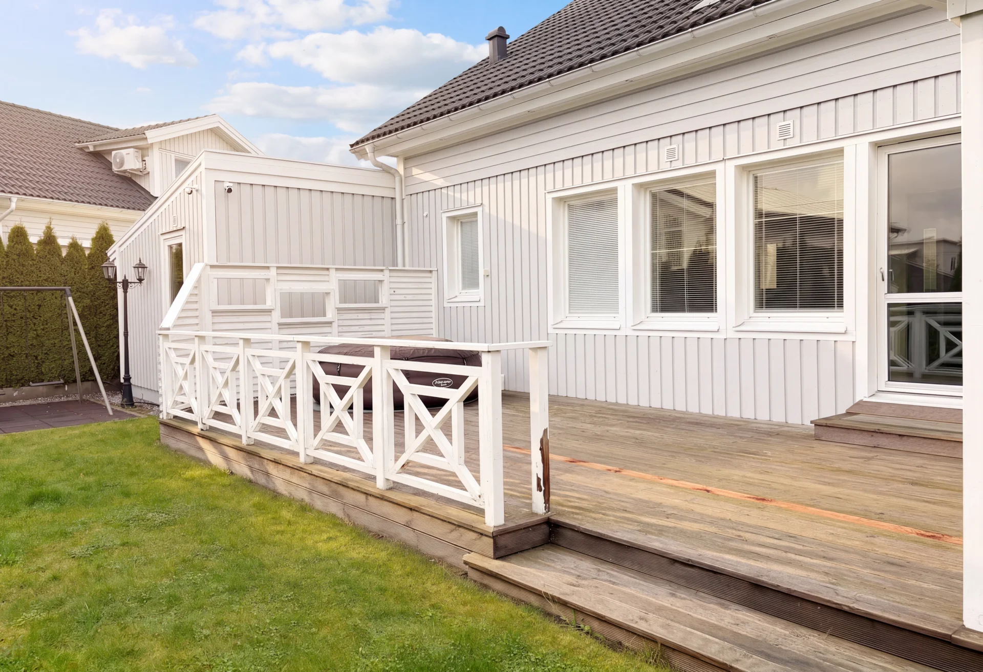 Rymlig familjevilla med uterum, carport och solceller