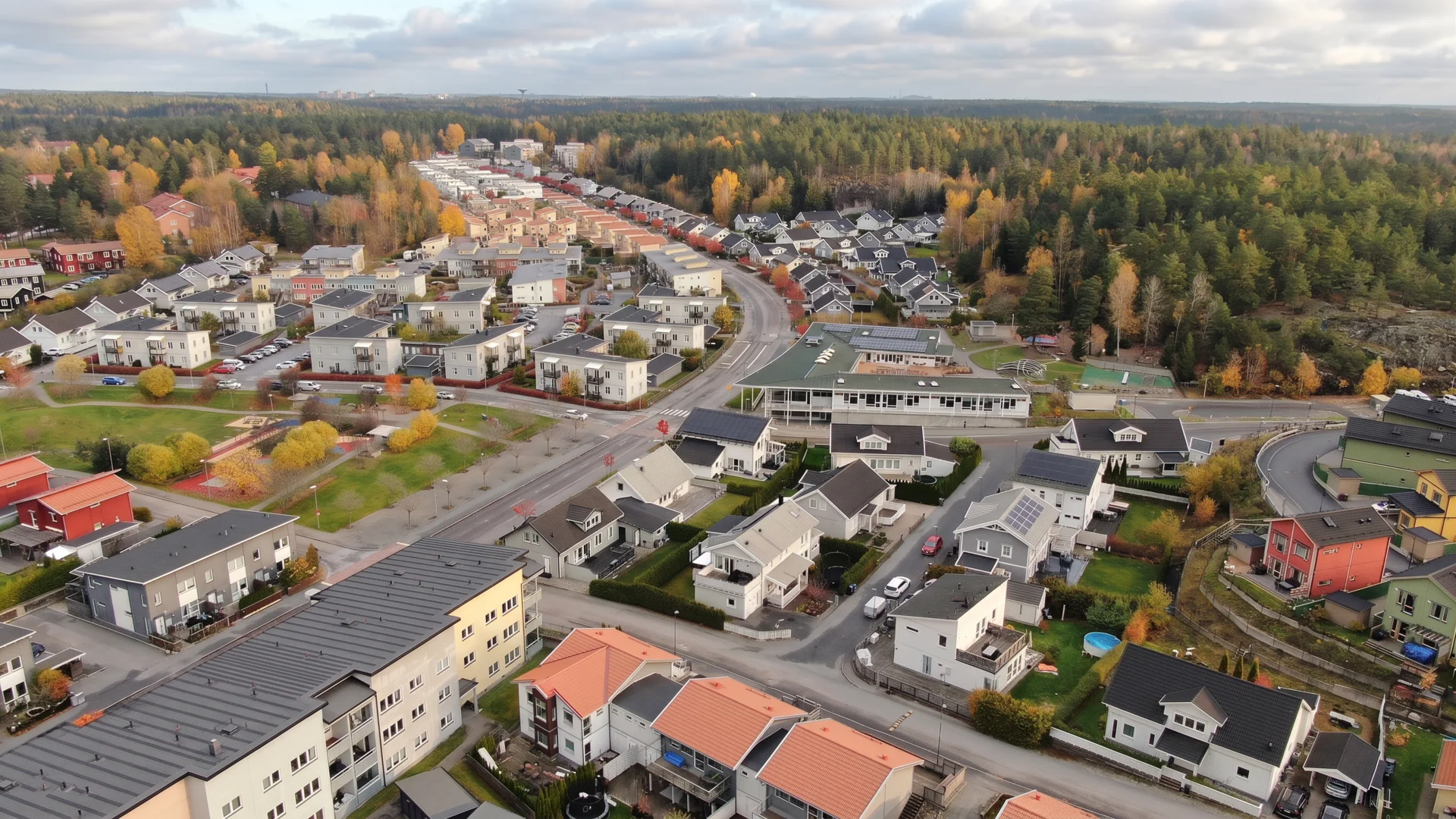Rymlig familjevilla med uterum, carport och solceller