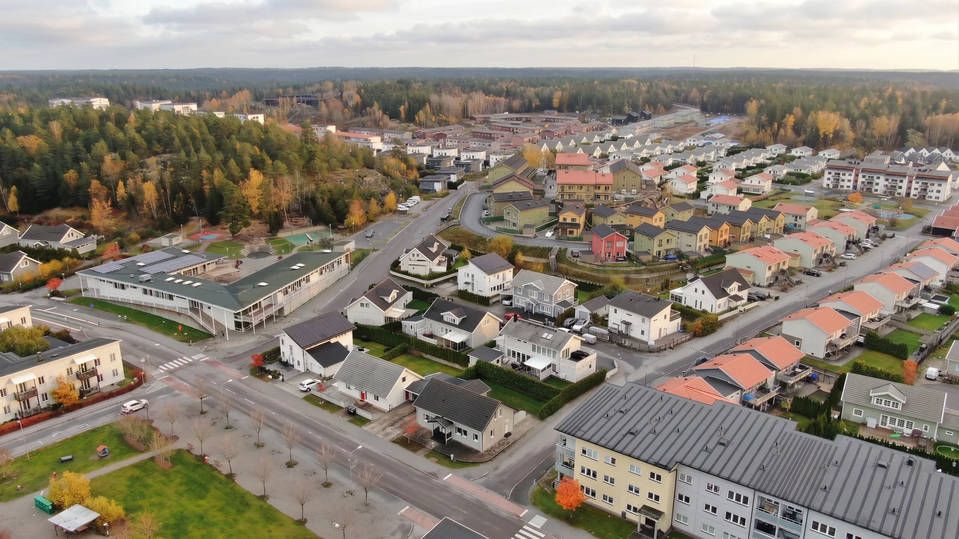 Rymlig familjevilla med uterum, carport och solceller